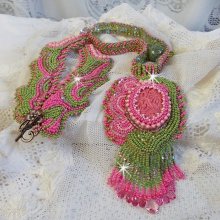 Miss Lady Halskette bestickt mit grünen, rosafarbenen Rocailles und einem Harzcabochon